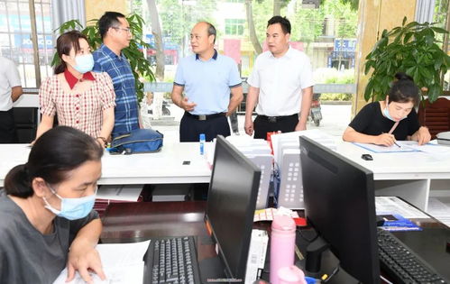 優(yōu)化營(yíng)商環(huán)境 助力經(jīng)濟(jì)發(fā)展 莫若鋒在服務(wù)窗口調(diào)研時(shí)強(qiáng)調(diào)增強(qiáng)服務(wù)意識(shí)，提高服務(wù)效能